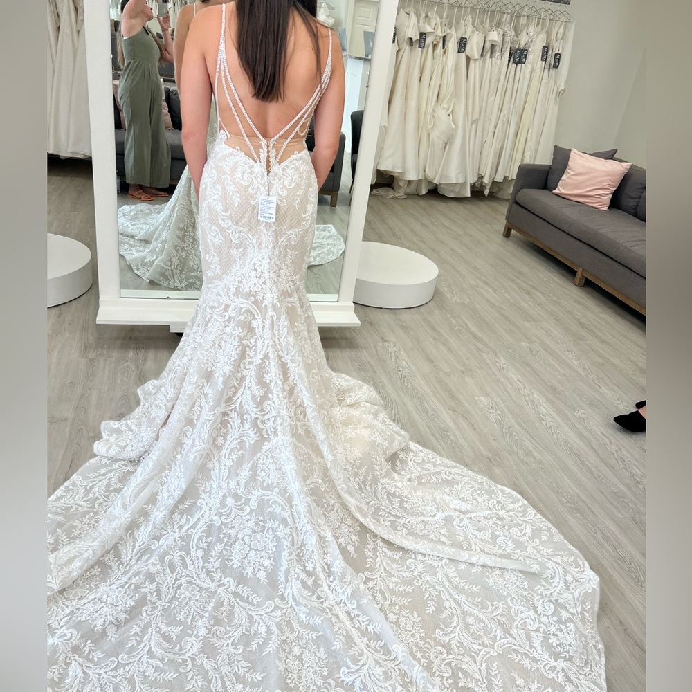 Martina Liana Wedding Dress with Train - Picture 7 of 12